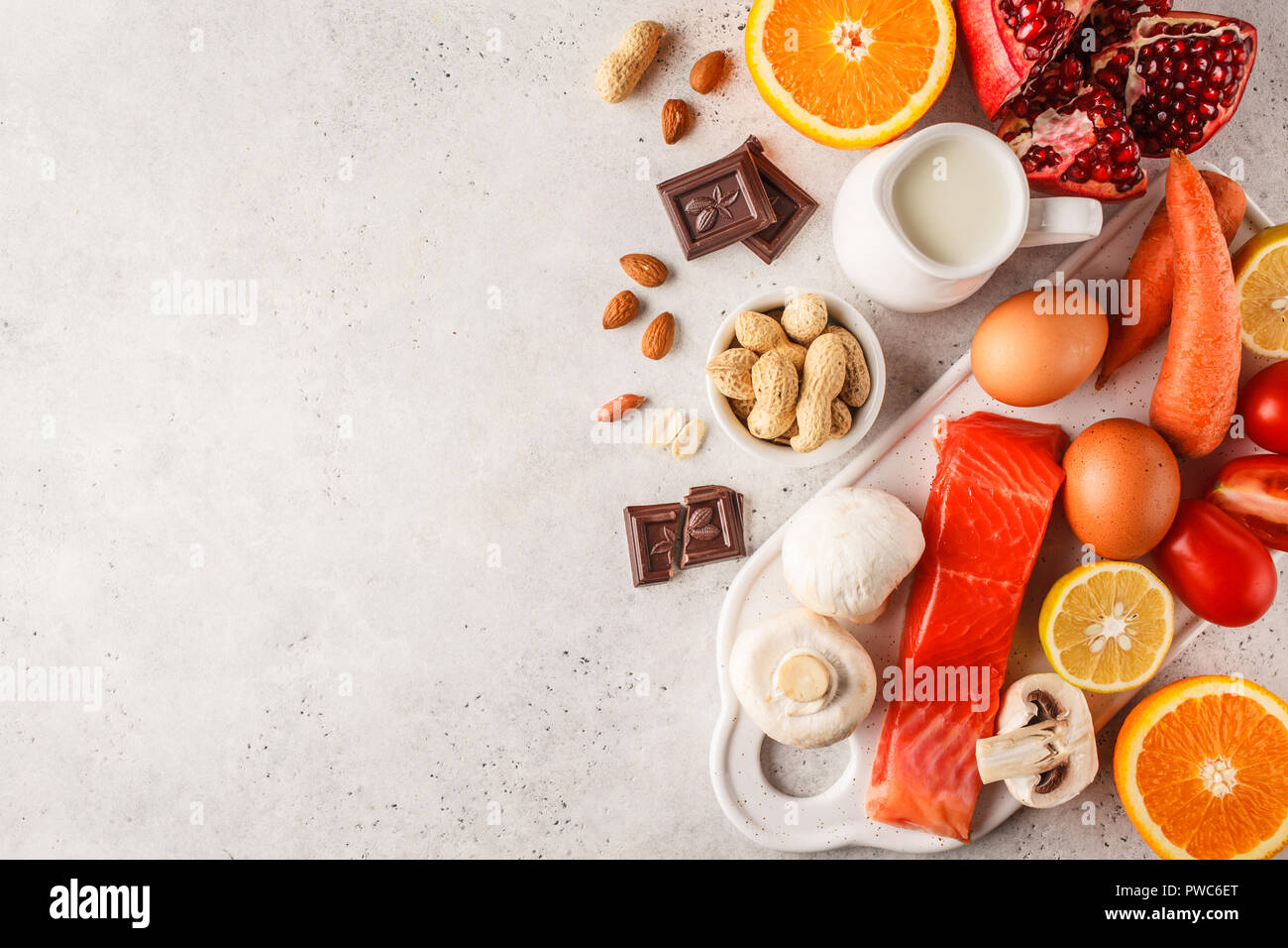Allergie essen Konzept. Allergien, Fisch, Eier, Zitrusfrüchte, Schokolade, Pilze und Nüsse. Gesundheit und Medizin in Essen. Weißer Hintergrund, Ansicht von oben, Stockfoto