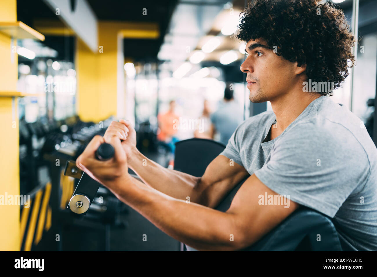 Jungen gutaussehenden Mann Übungen in der Turnhalle Stockfoto