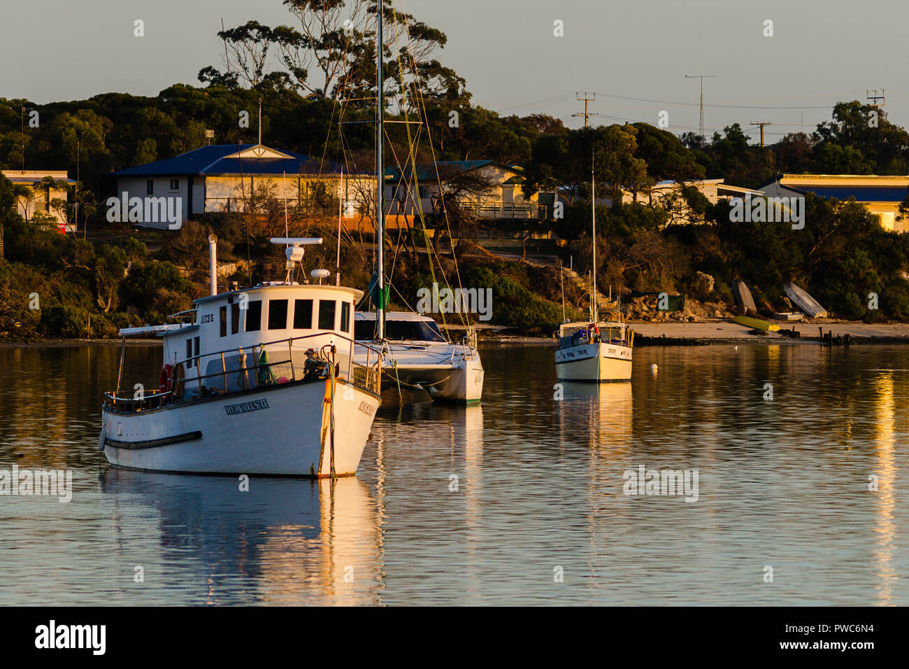 Fischereifahrzeuge und Sportboote in den geschützten Gewässern der Coffin Bay South Australia verankert Stockfoto