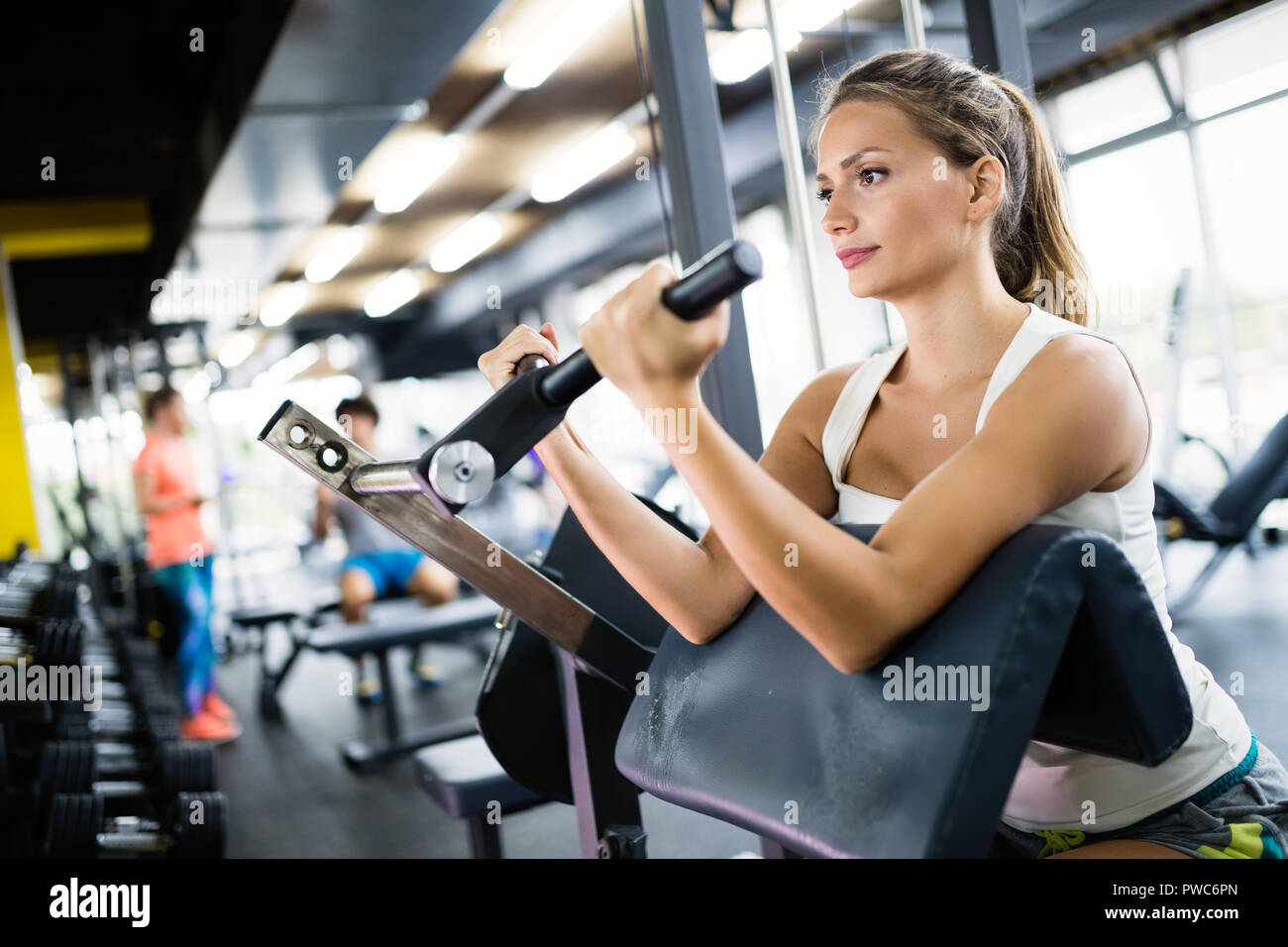 Frau, die Arbeiten in der Turnhalle an der Maschine Stockfoto