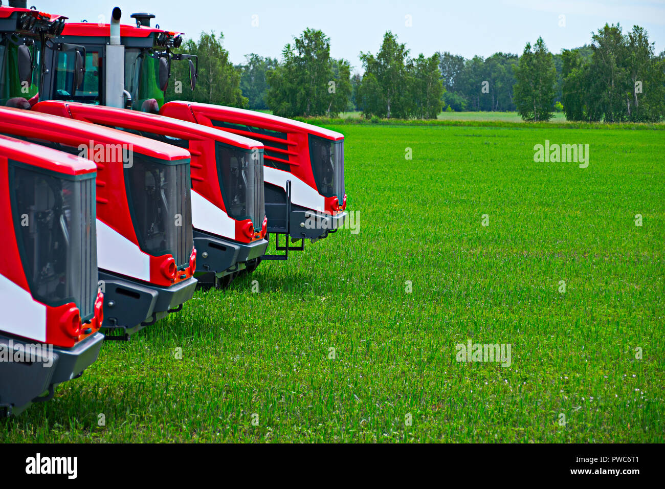 Landwirtschaftliche Maschinen bereit, um die Felder zu pflegen Stockfoto