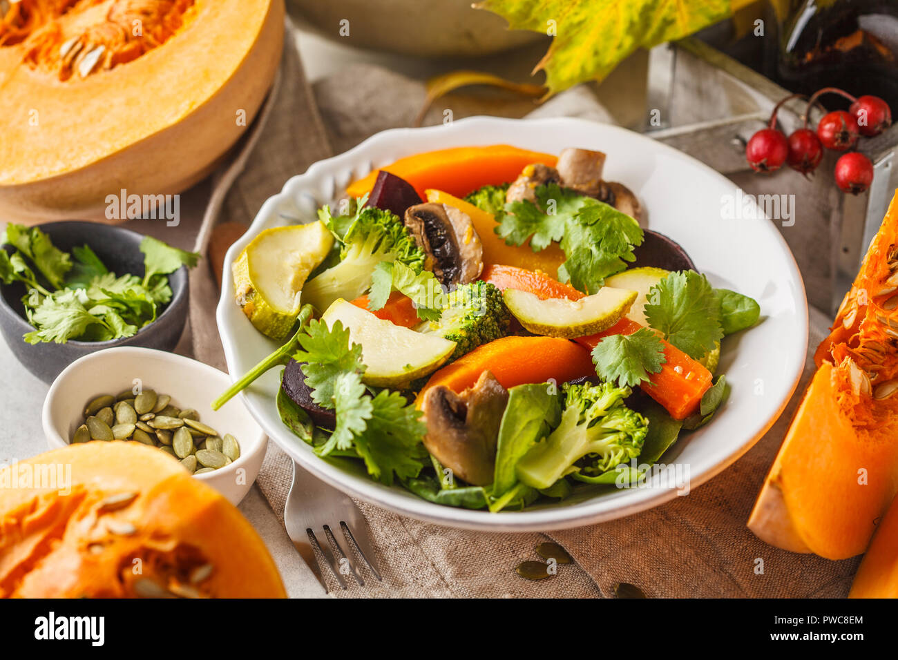 Herbst Salat aus gebackenen Kürbis, Mangold, Zucchini und Karotten. Gesunde vegane Ernährung Konzept. Herbst essen Konzept. Stockfoto