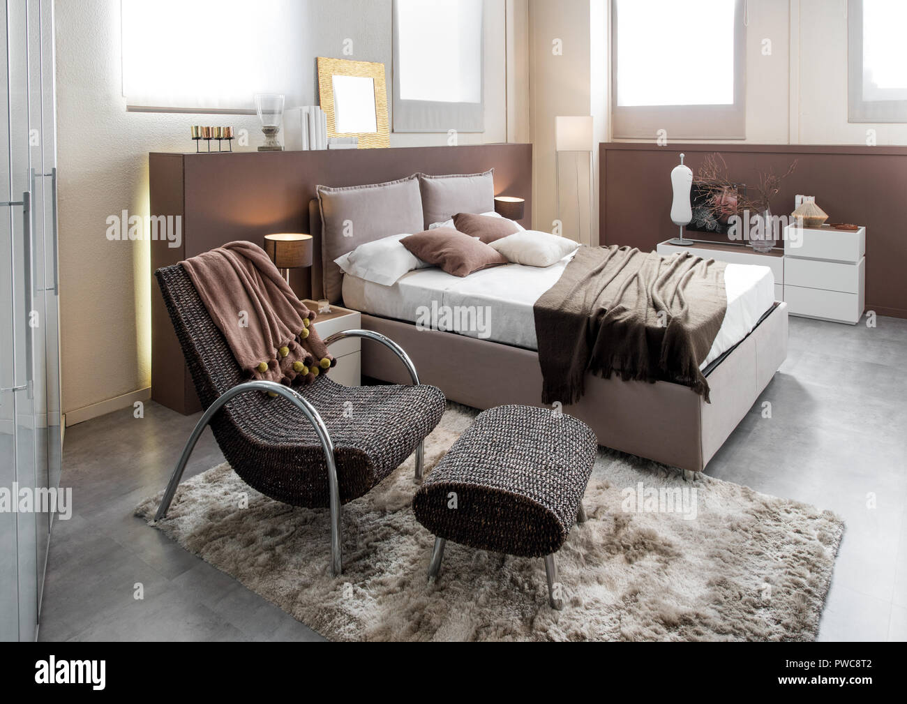 Moderner Luxus Schlafzimmer Mit Lehnstuhl Und Doppelbett Mit Kopfteil Und Schranke In Braunem Dekor Stockfotografie Alamy