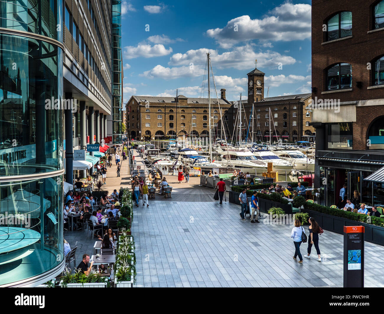 St. Katharine Docks Marina, einer historischen Dock in der Nähe der Tower Bridge und dem Tower von London, die sich heute in eine Marina mit Büros, Restaurants und Bars. Stockfoto