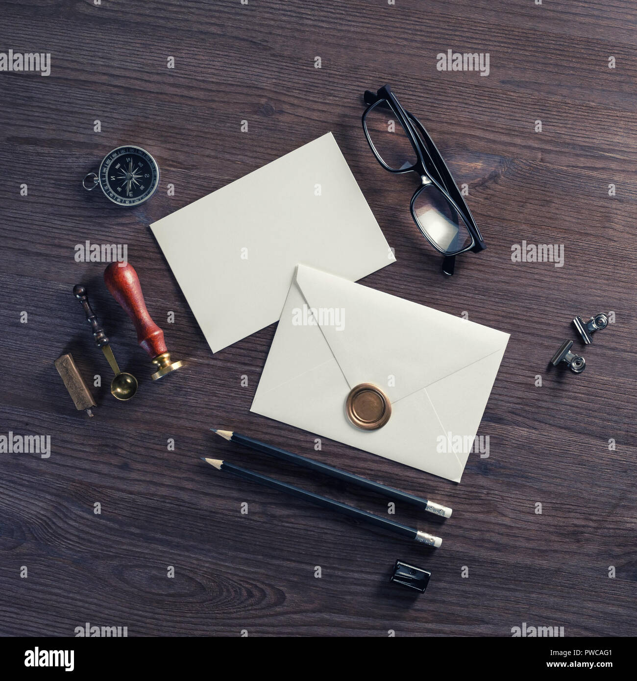Leere vintage Schreibwaren Elemente auf Holz- Hintergrund. Branding Vorlage. Mock-up für Ihr Design. Flach. Stockfoto