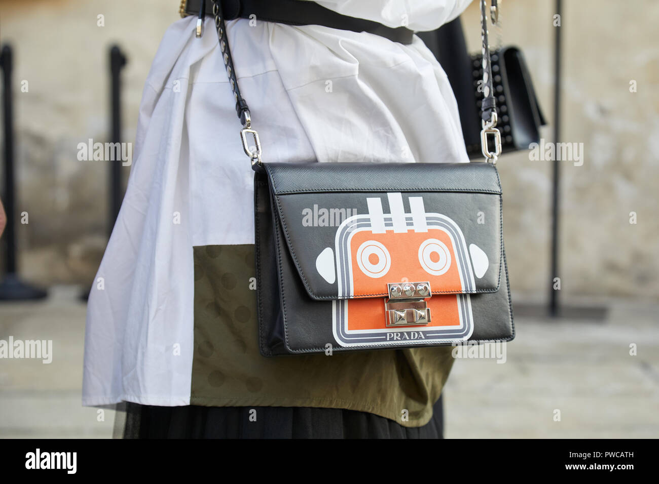 Mailand Italien 20 SEPTEMBER 2018 Frau mit schwarzem Leder Prada Tasche mit orange Roboter entwerfen bevor Max Mara fashion show Mailand Fashion Week StraBe Stockfotografie Alamy