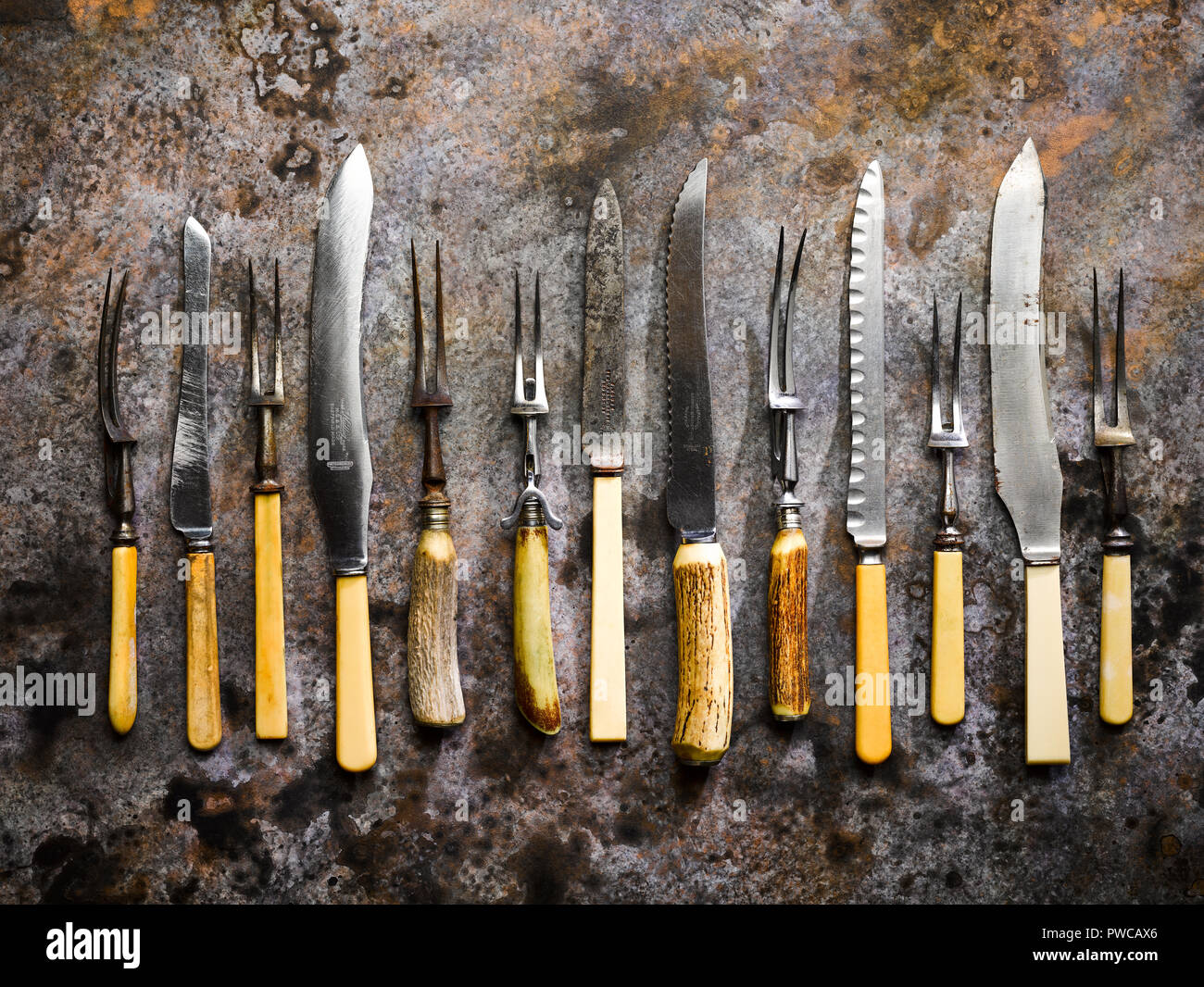Auswahl der Spezialist schnitzwerkzeuge in einer Reihe Stockfoto