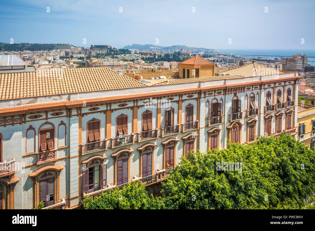 Historische Valdes palace von oben und im Hintergrund der Stadt Cagliari gesehen. Palazzo ValdÃ©s ist ein wichtiges Symbol des architektonischen landsca Stockfoto