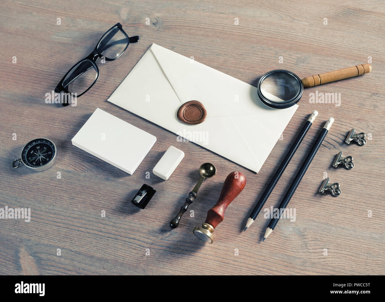 Vintage Umschläge und Briefpapier auf Holz- Hintergrund. Mock-up für Ihr Design. Stockfoto