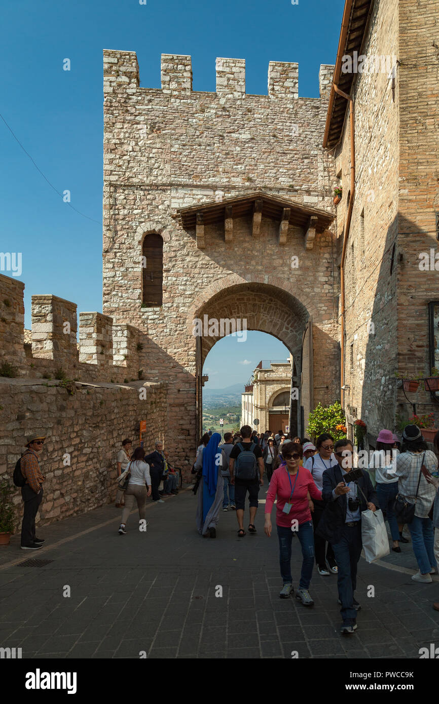 Mittelalterliches Tor zum Heiligen Franziskus, Assisi, Perugia, Umbrien, Italien Stockfoto
