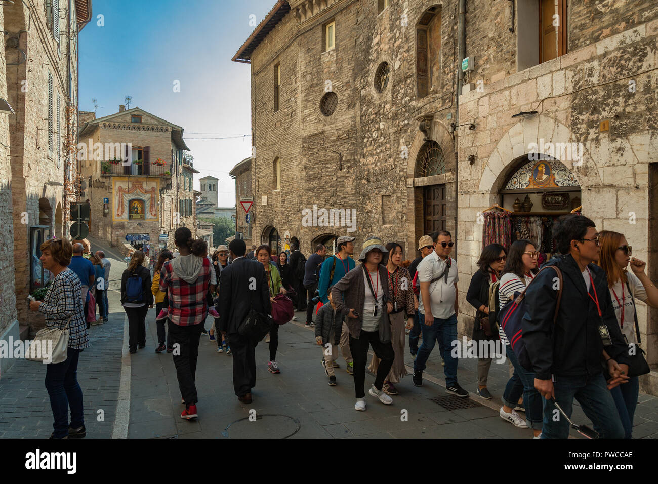 Touristen in den Straßen der Altstadt, Assisi. Perugia, Umbrien, Italien Stockfoto