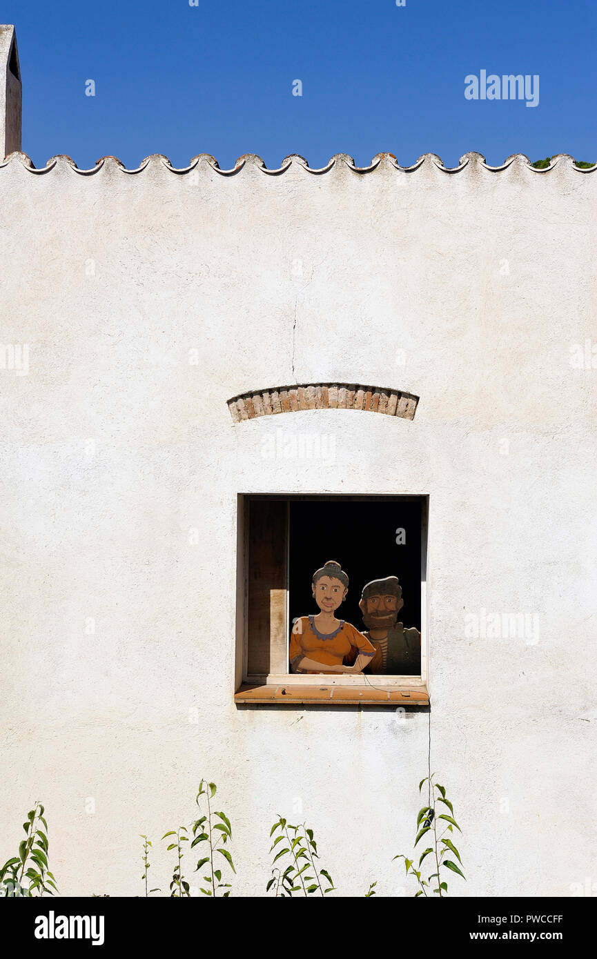 Ein Fenster eines Cadaques Haus mit Silhouetten, die in Karton gezeichnet Stockfoto