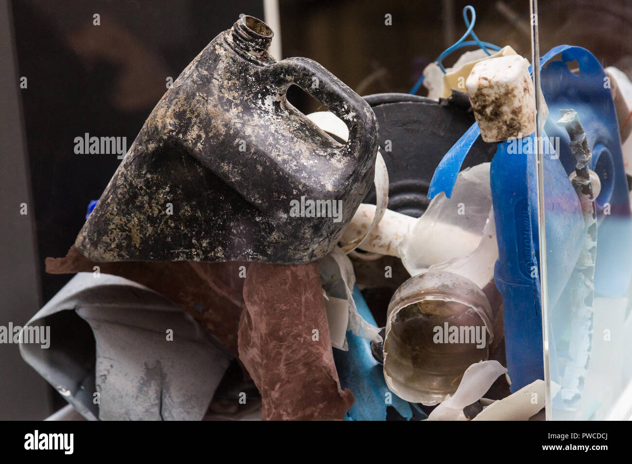 Ein Sydney Creative Studio namens weltlichen Angelegenheiten, hat ocean Kunststoff in eine erstaunliche Kunst Installation bei Customs House, Sydney verwandelt. Gefederte fr Stockfoto