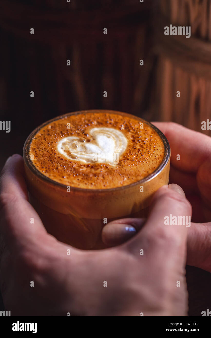 Kaffee latte Kunst mit Herz Form im Coffee Shop Stockfoto