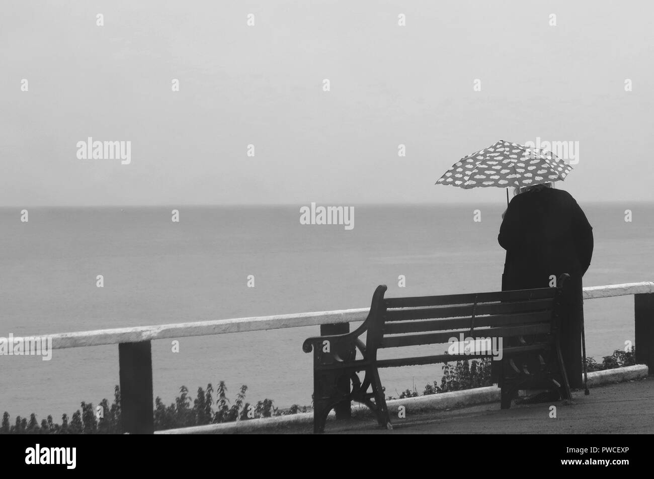 Frau mit Regenschirm Stockfoto