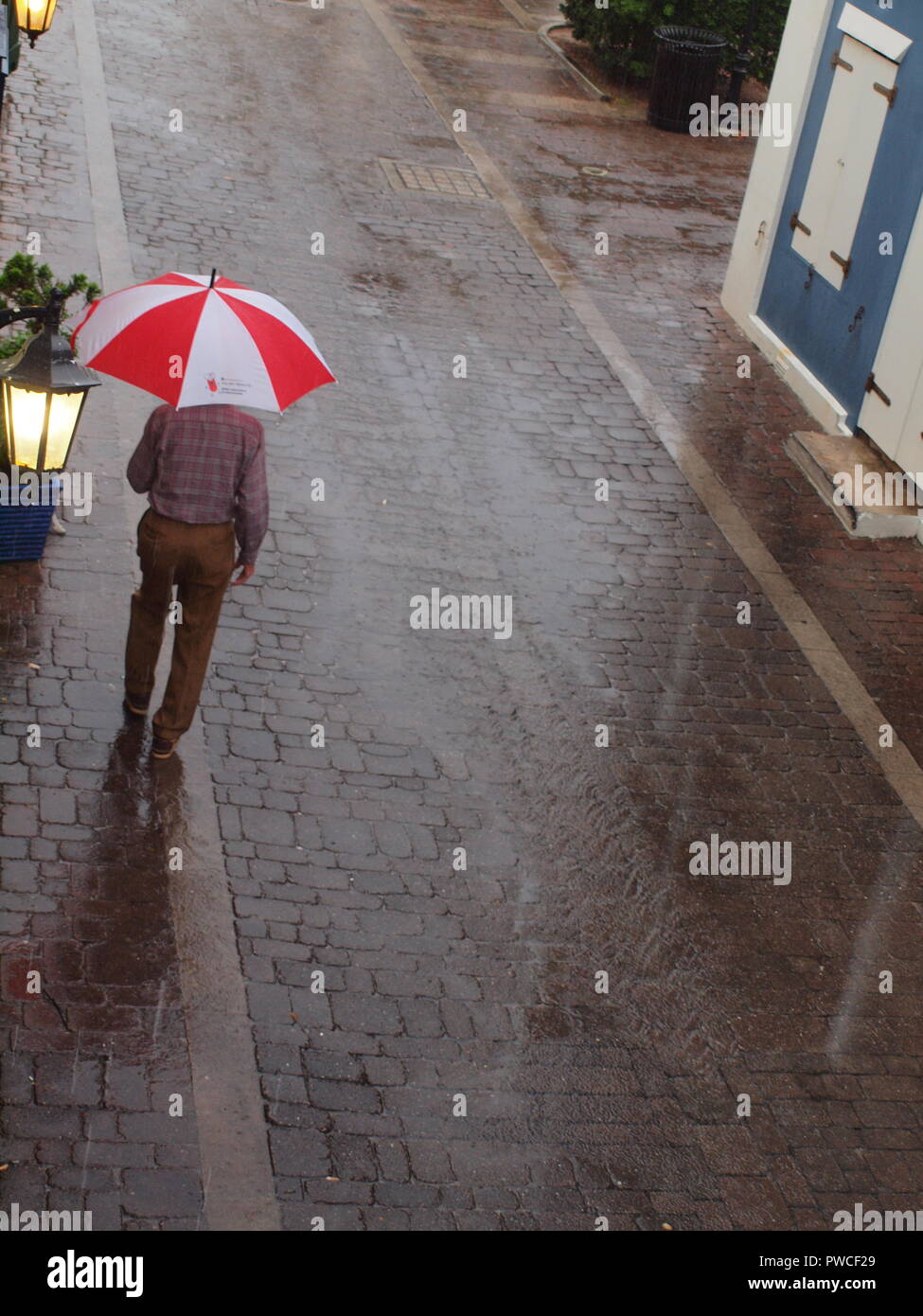 Regentag Kinderwagen in der Water Street in St. Georges, Bermuda. Stockfoto