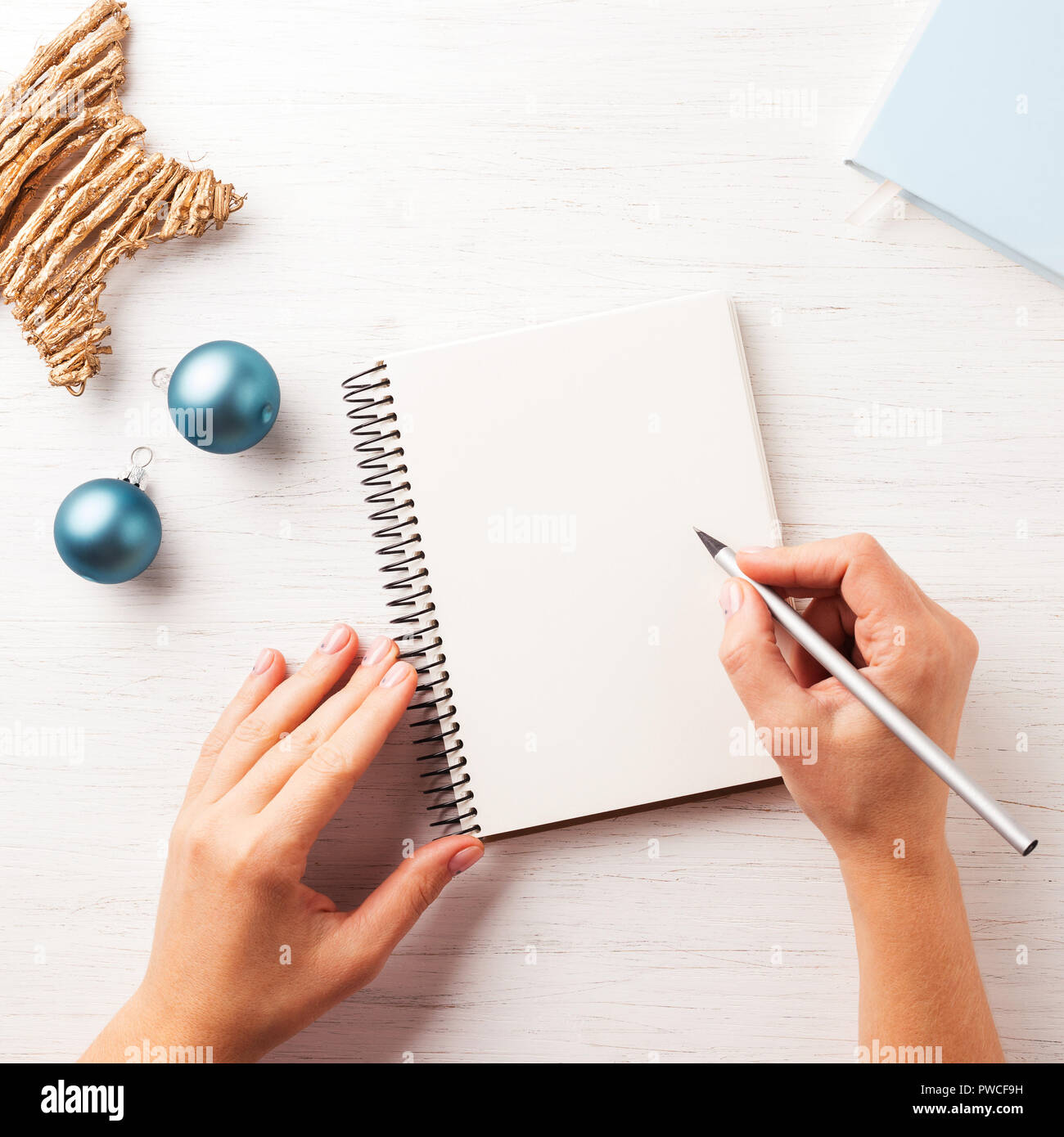 Woman's Hand schreiben in Notebook auf dem Holztisch. Ansicht von oben. Stockfoto