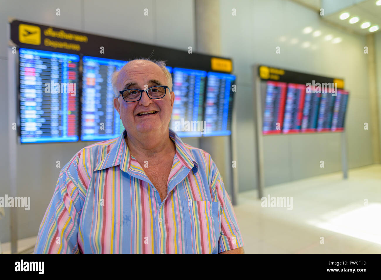 Übergewicht senior touristische Mann Lounging rund um den Flughafen von Ban Stockfoto