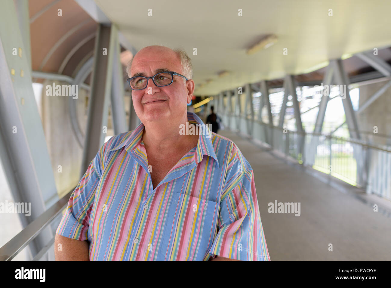 Übergewicht senior Touristische mann Ausflüge rund um die Stadt Bangk Stockfoto