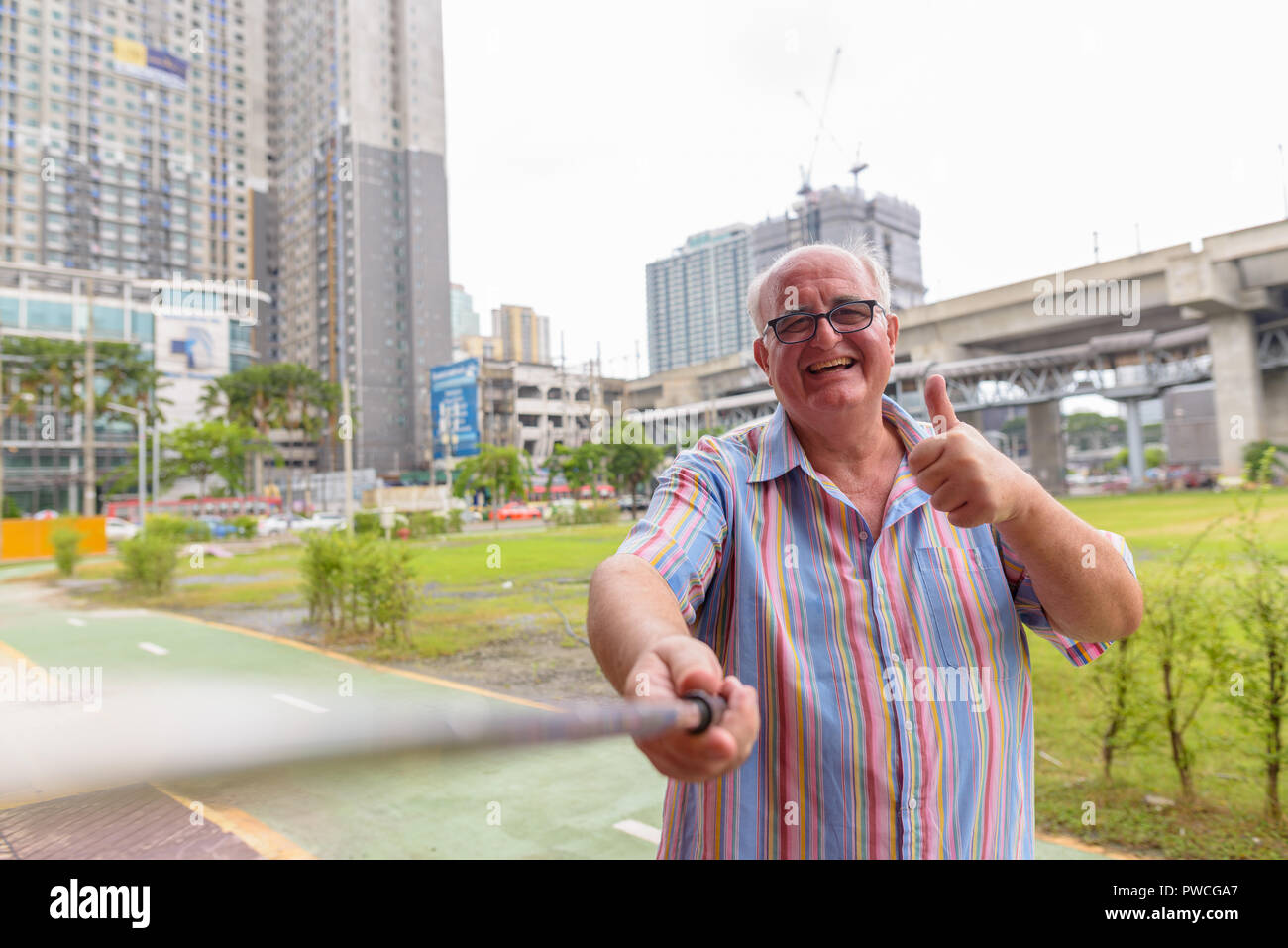 Übergewicht senior Touristische mann Ausflüge rund um die Stadt Bangk Stockfoto