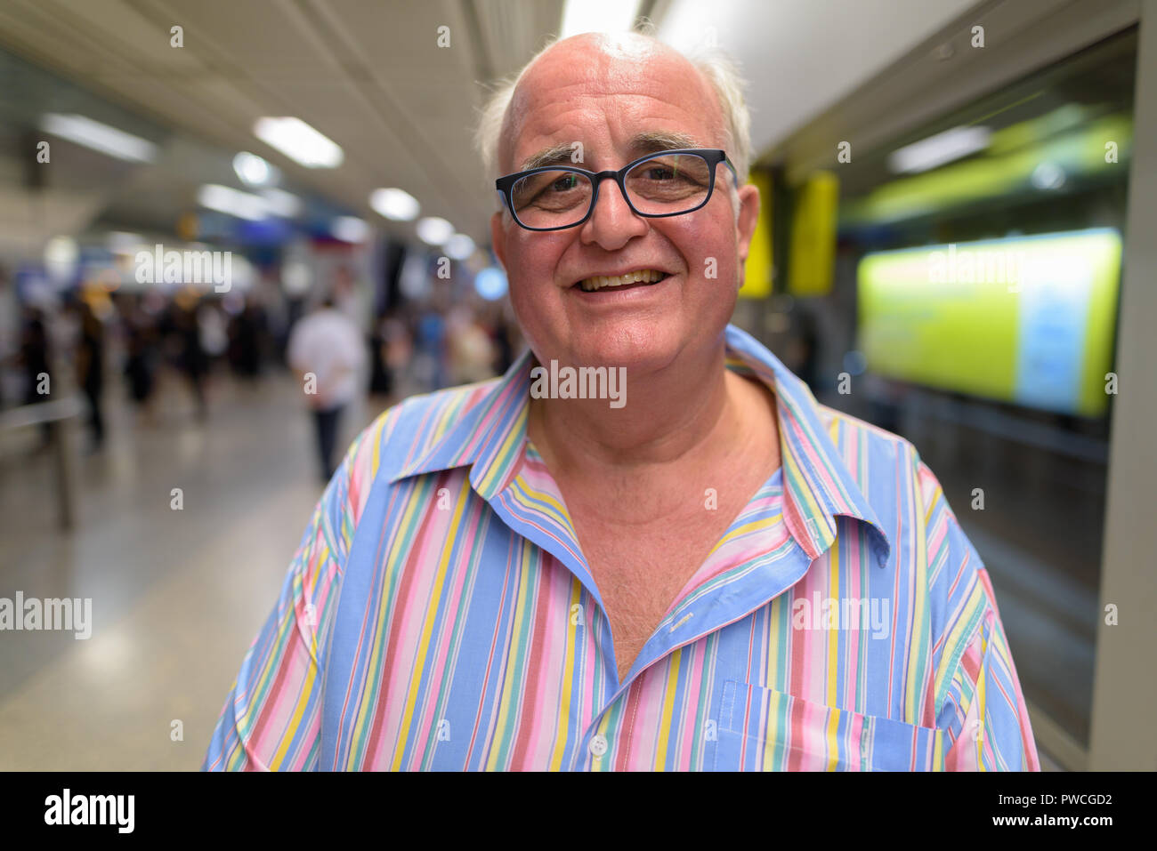 Übergewicht senior Touristische mann Ausflüge rund um die Stadt Bangk Stockfoto