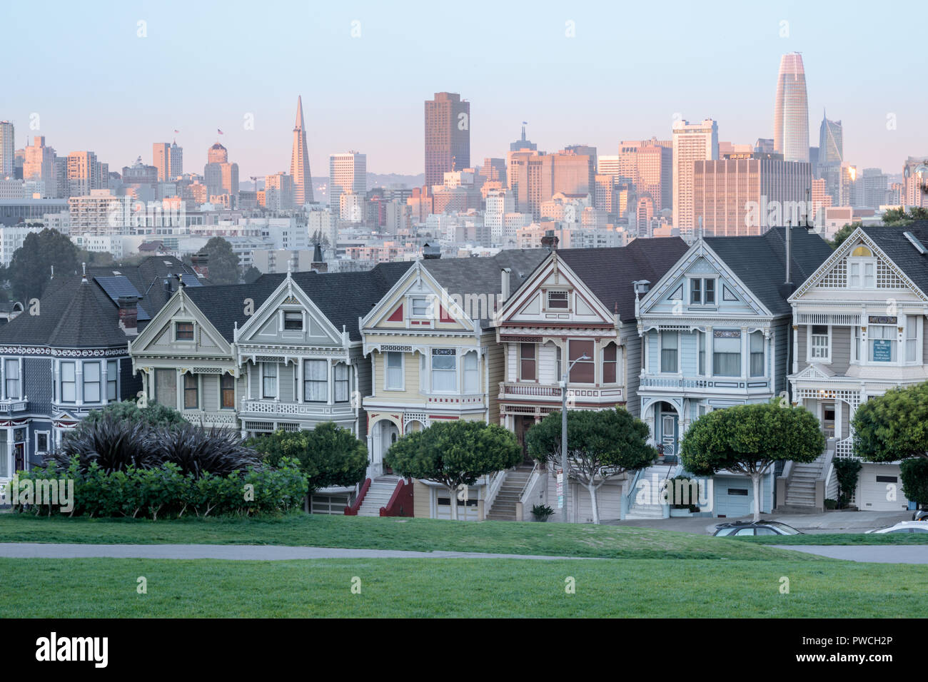 Sonnenuntergang über der Painted Ladies von San Francisco. Stockfoto