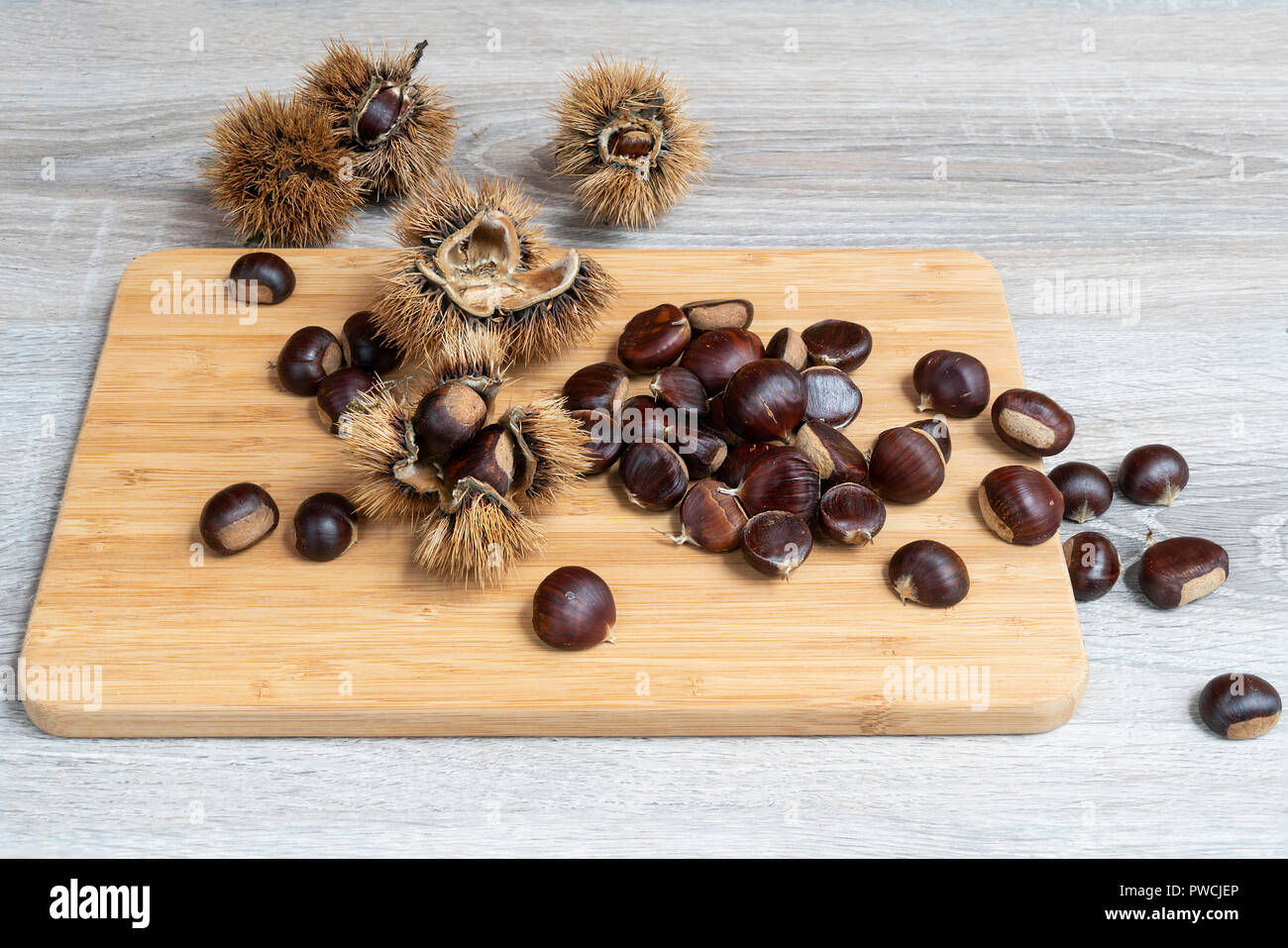 Einige Kastanien auf dem Holztisch Stockfoto