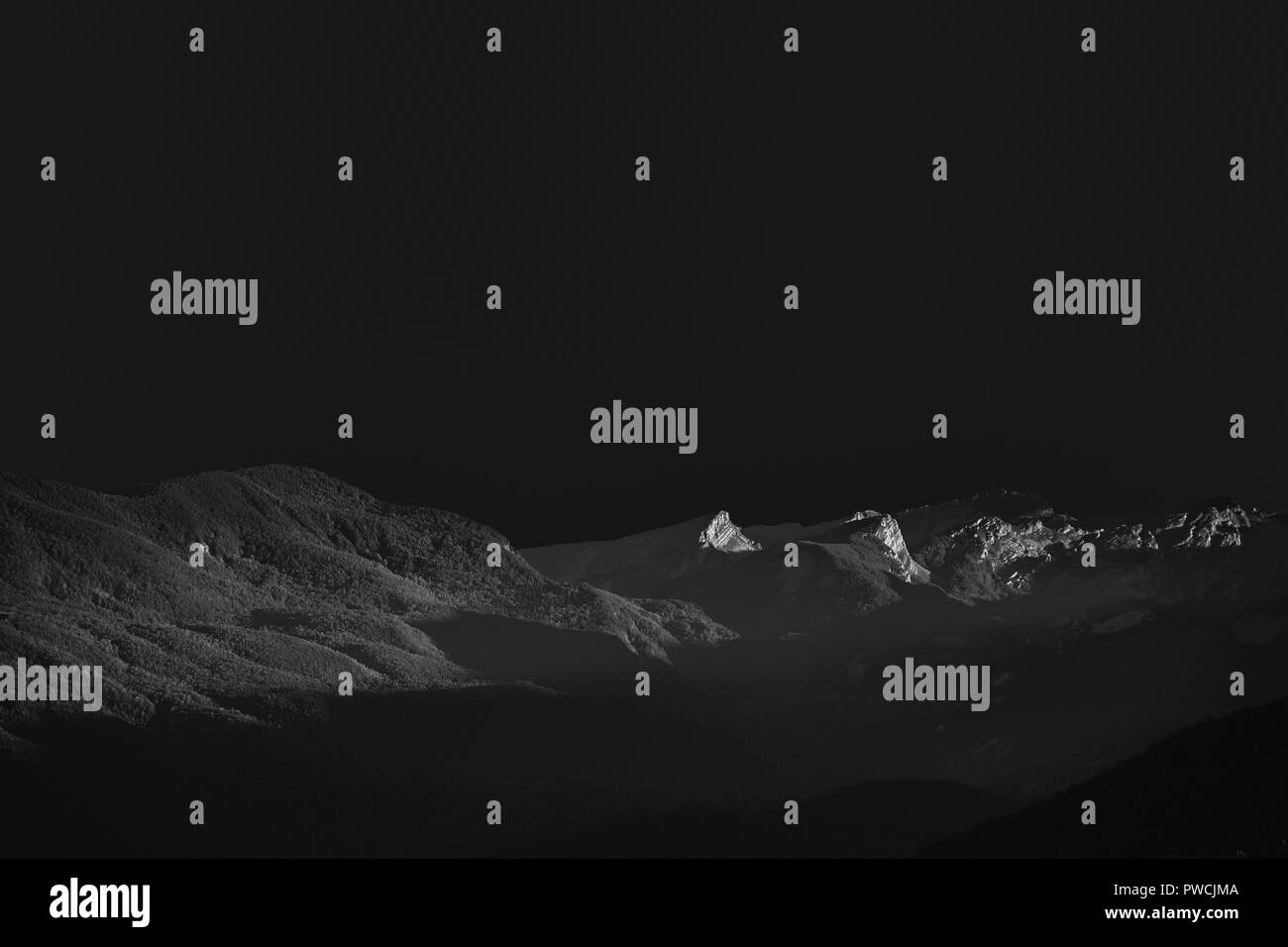 Lunigiana Hügel, im Norden der Toskana, Italien. Schönen Abend Landschaft in einfarbig Schwarz und Weiß. Anderen weltlichen, Mondlandschaft oder ähnlich aussehen, mit Horizont. Stockfoto