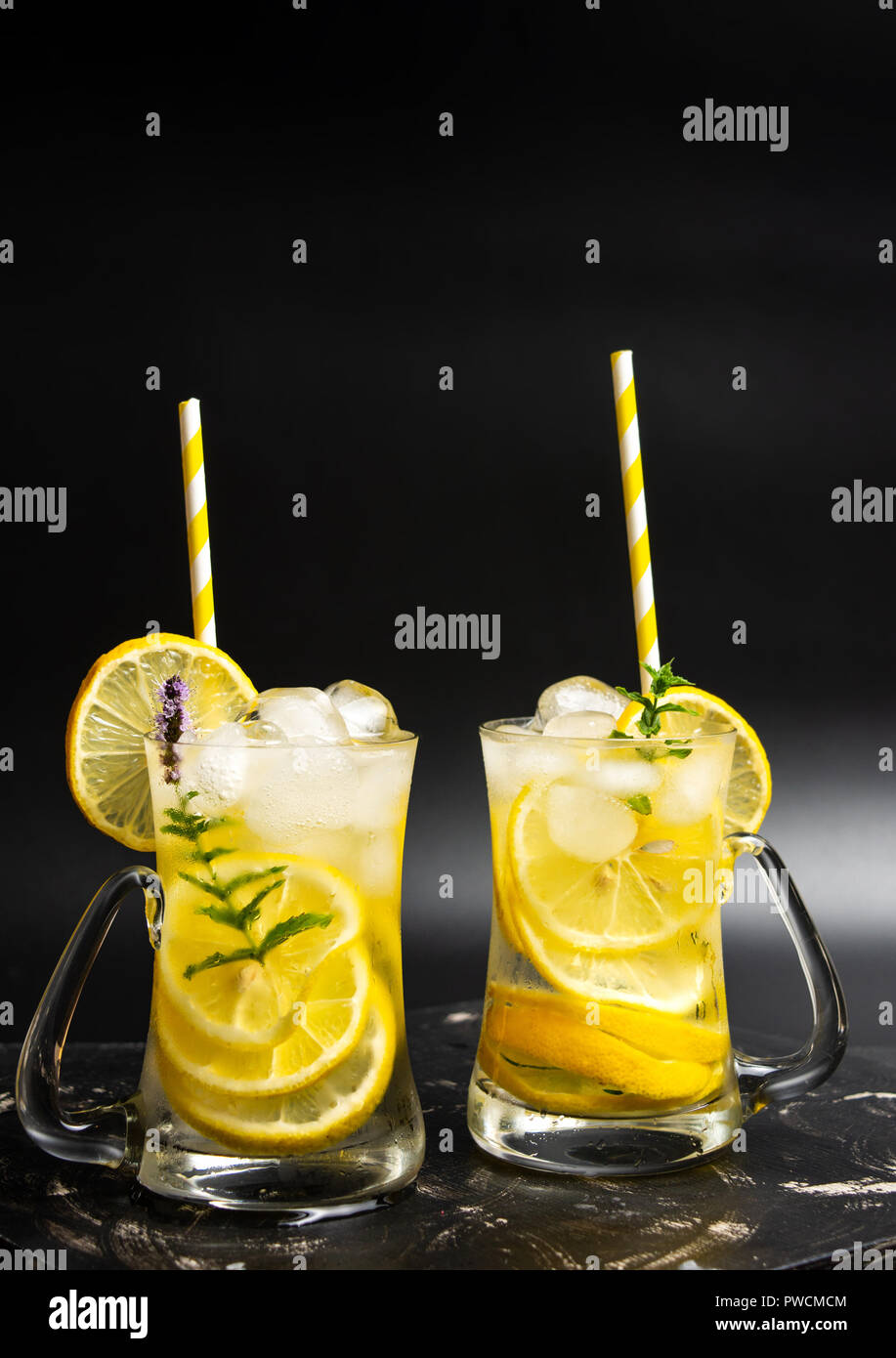 Limonade cocktail Saft mit Rosmarin in Gläser Stockfoto