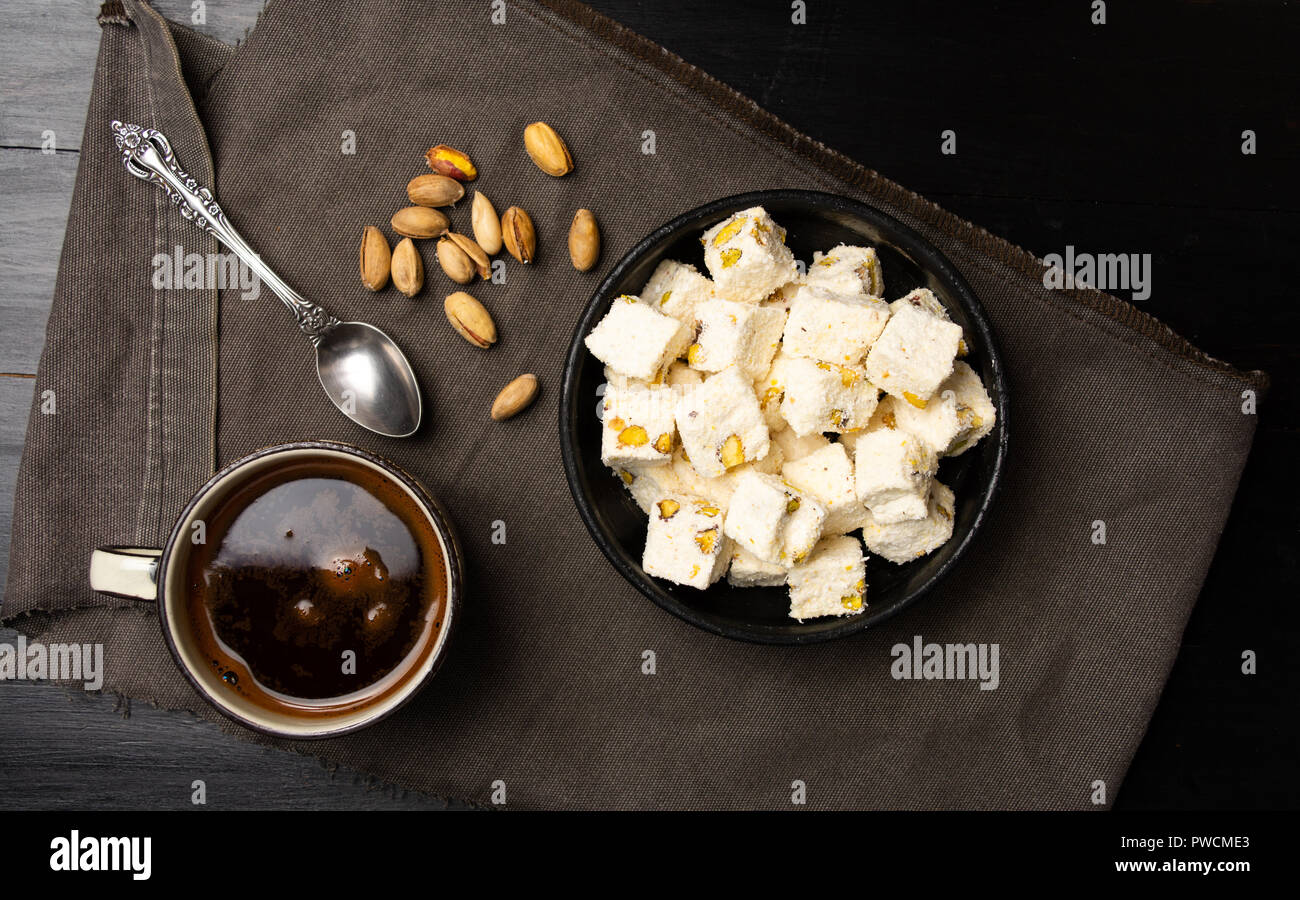 Türkischer Kaffee und Dessert mit Pistazien Draufsicht Stockfoto