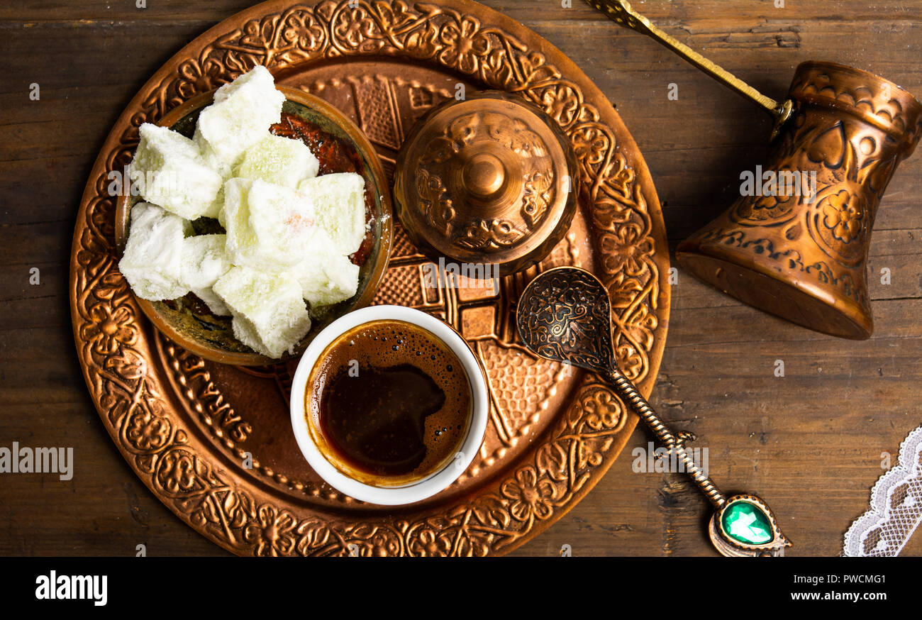 Türkischer Kaffee und Dessert mit Pistazien Draufsicht Stockfoto