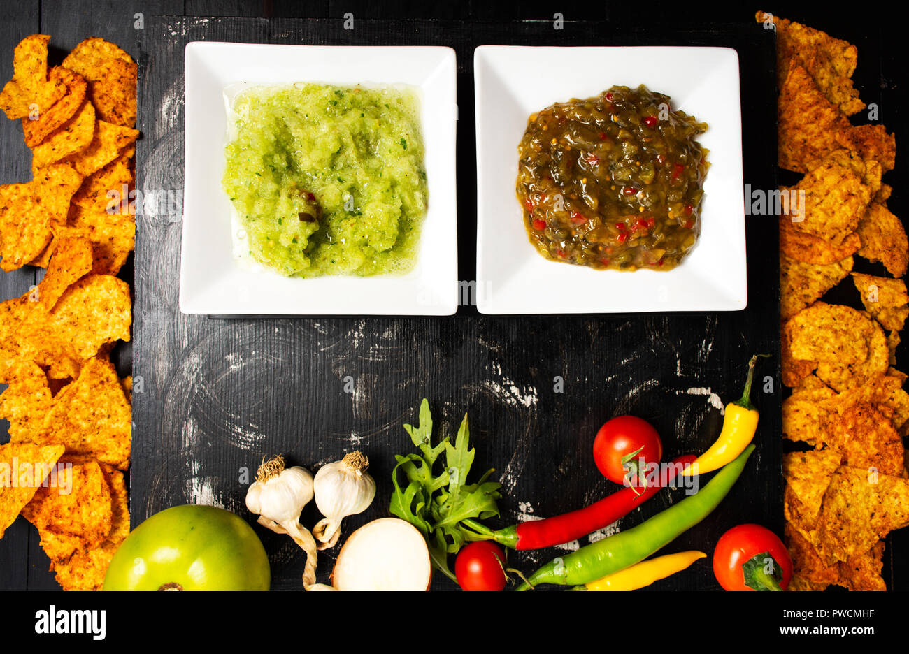 Tortillas und gemischtes Gemüse Dips auf einem Tisch in Schalen Stockfoto