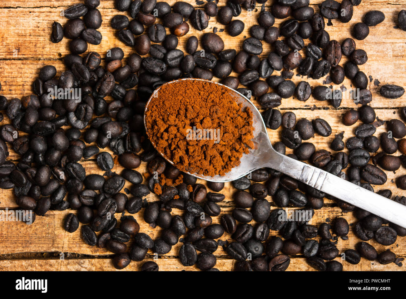 Kaffee Bohnen und Körner in einem Löffel Draufsicht Stockfoto