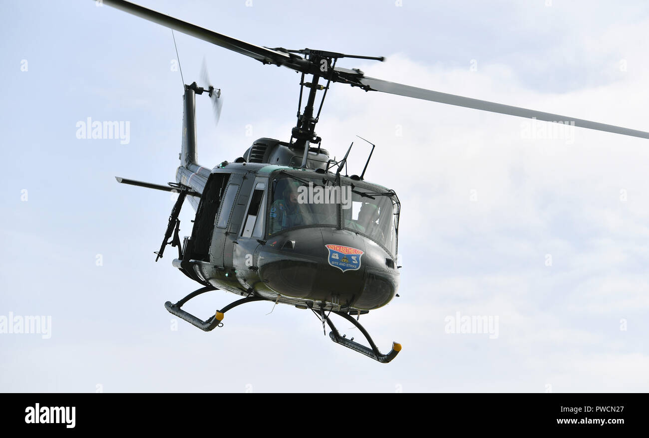 Ein Bell UH 1H Iroquois ' Huey' Hubschrauber kommt in Coventry Flughafen in Warwickshire, England, Großbritannien zu landen Stockfoto