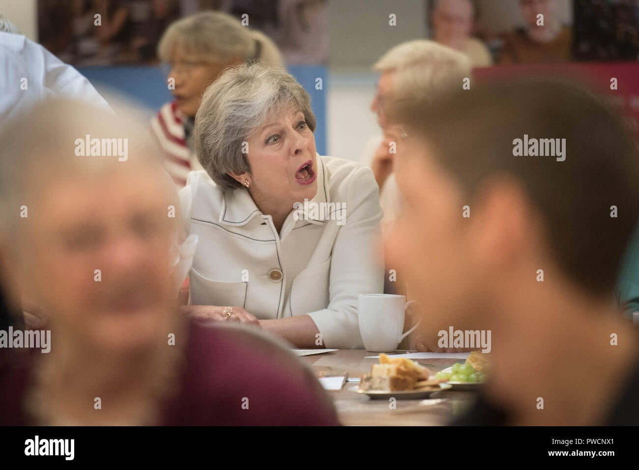 Premierminister Theresa kann Gespräche mit mit Menschen die Teilnahme an einer sozialen Gruppe in Vauxhall Gardens in London, von einer Liebe, die Einsamkeit bei der Einführung der ersten Einsamkeit Strategie zu bekämpfen. Stockfoto