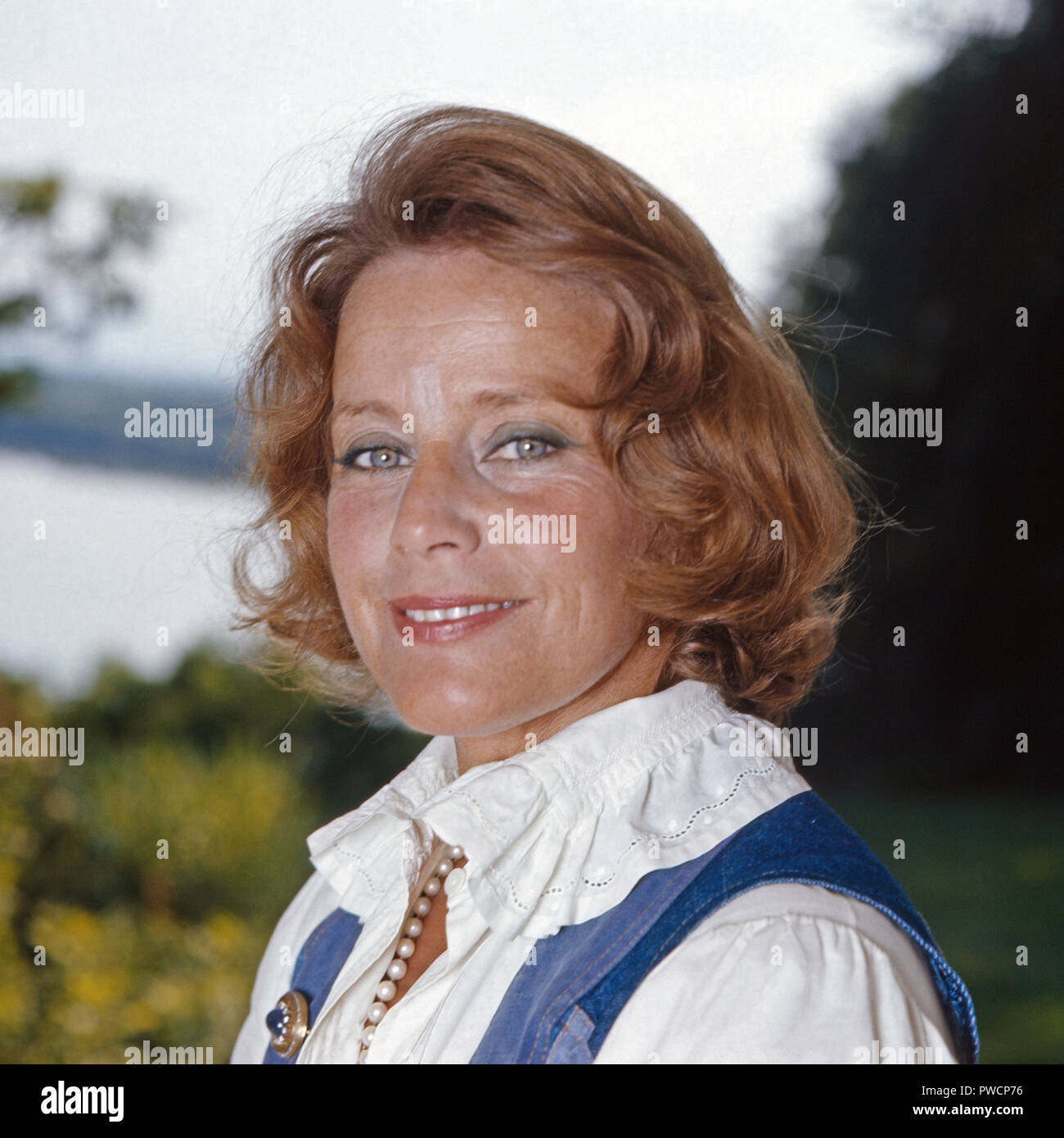 Sterben plant Maria Schell im Dirndl, Schweiz 1978. Schauspielerin