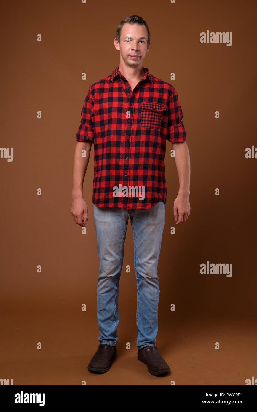 Studio shot des Menschen gegen den braunen Hintergrund Stockfoto