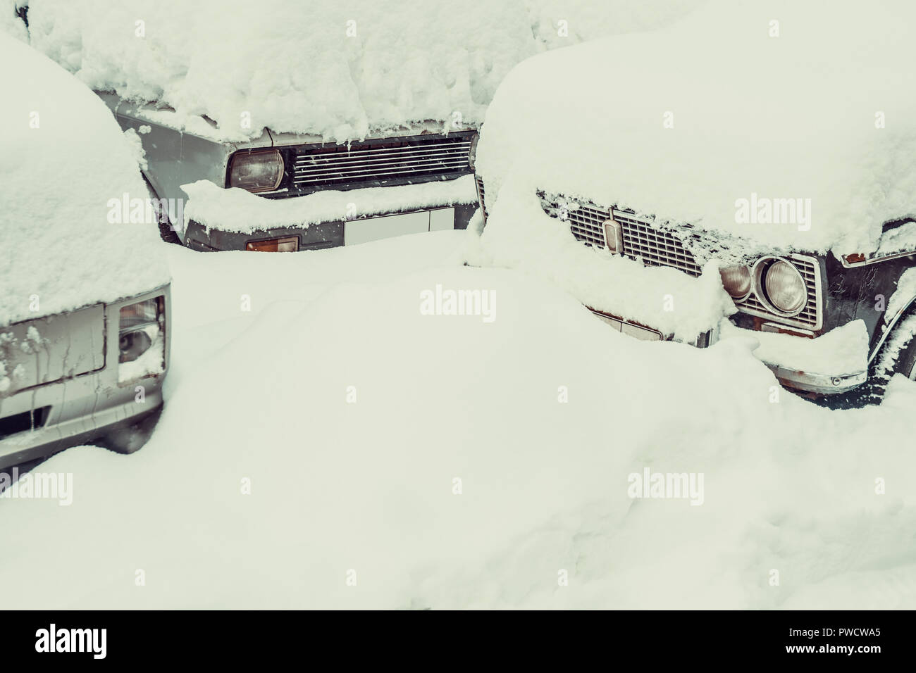 Auto komplett hinter einer dicken Schicht Schnee versteckt Stockfoto