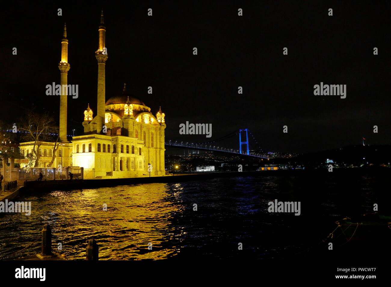 Istanbul, Ortaköy Moschee, Nachtlichter und den Bosporus Brücke dahinter aussieht. Stockfoto