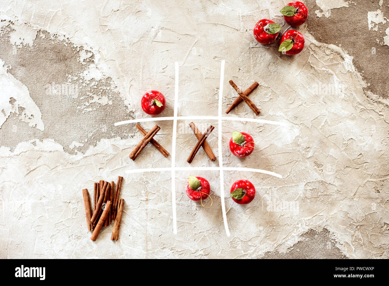 Tic Tac Toe Cinnamon Apple Herbst Konzept Stockfoto