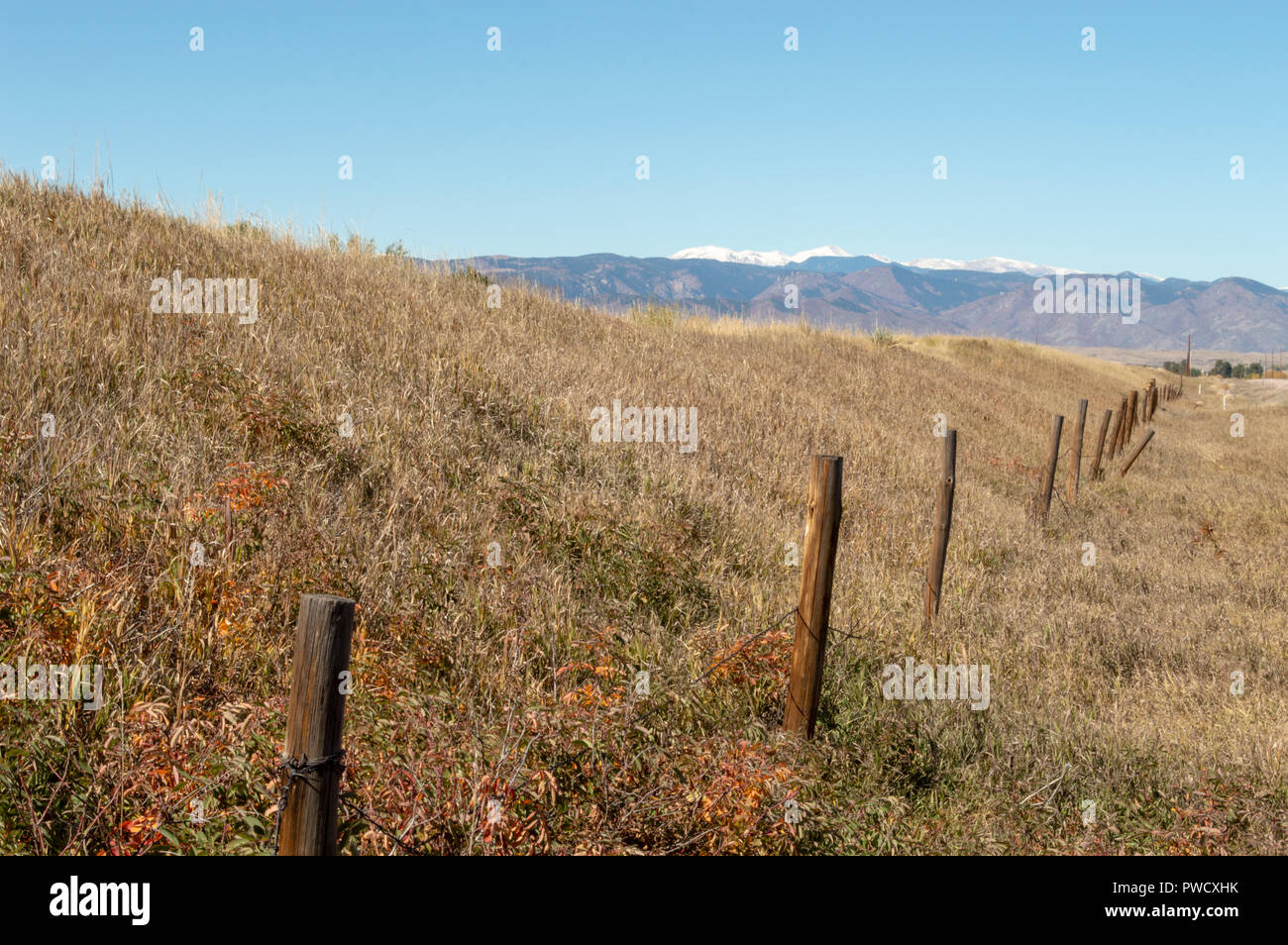 Alte Stacheldrahtzaun in Colorado Gebiet der Gras alten Stacheldrahtzaun in Colorado Gebiet der Gras Stockfoto
