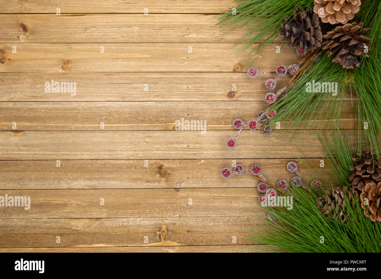 Ferienwohnung Holz Hintergrund mit Milchglas Beeren, Tannenzapfen, und Piniennadeln Stockfoto