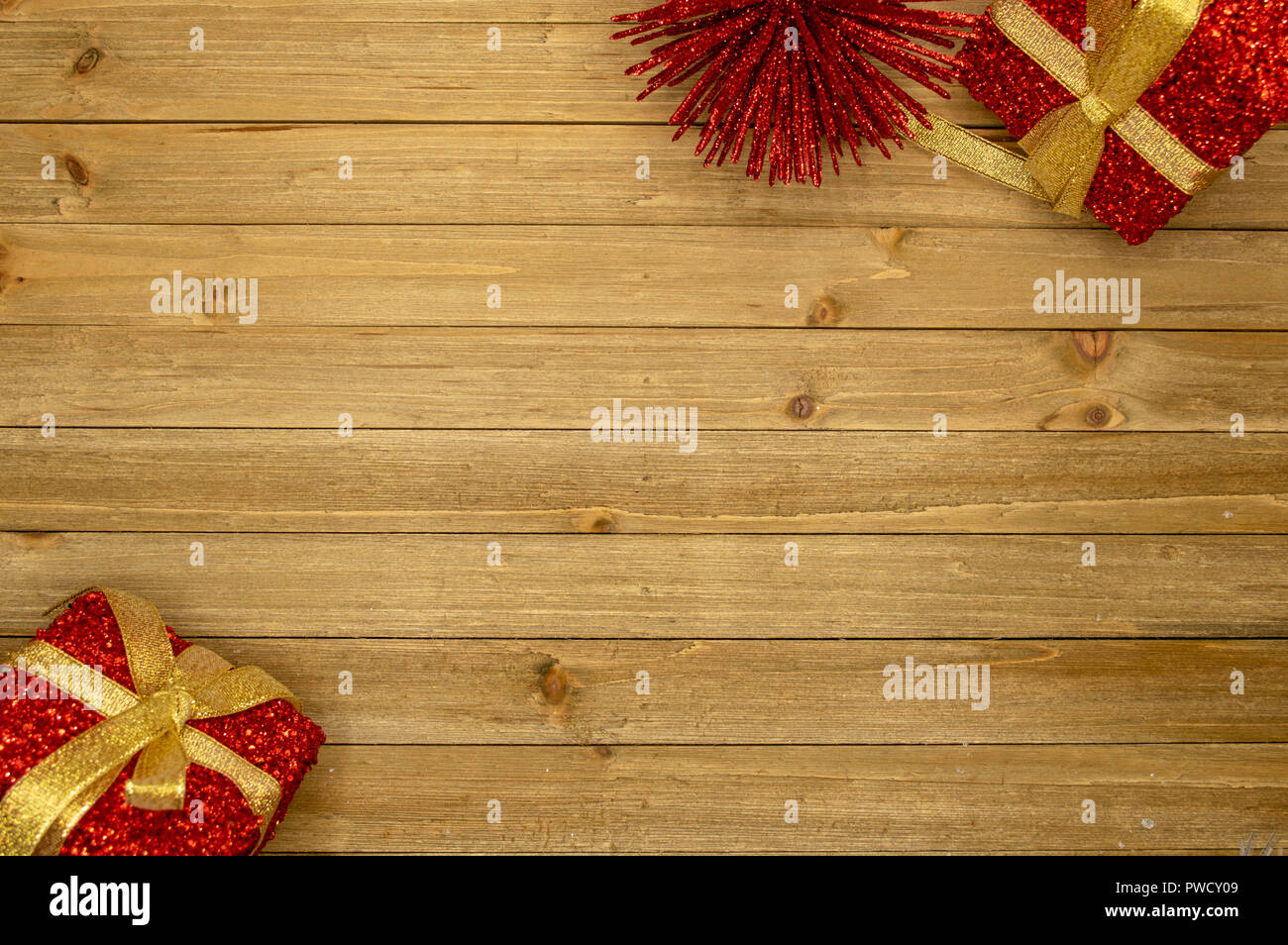 Ferienwohnung Holz Hintergrund mit kleinen Geschenkboxen Stockfoto