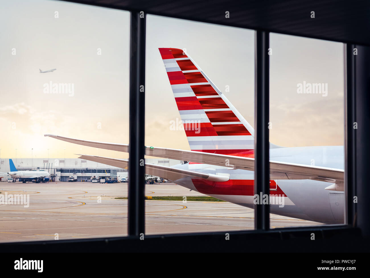 Blick auf Flugzeug Rumpf Schwanz durch das Fenster am Flughafen Stockfoto