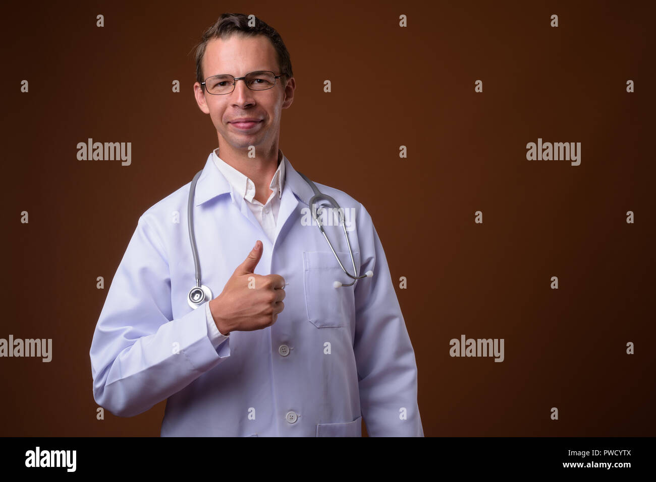 Studio shot der Mann Arzt gegen braunen Hintergrund Stockfoto