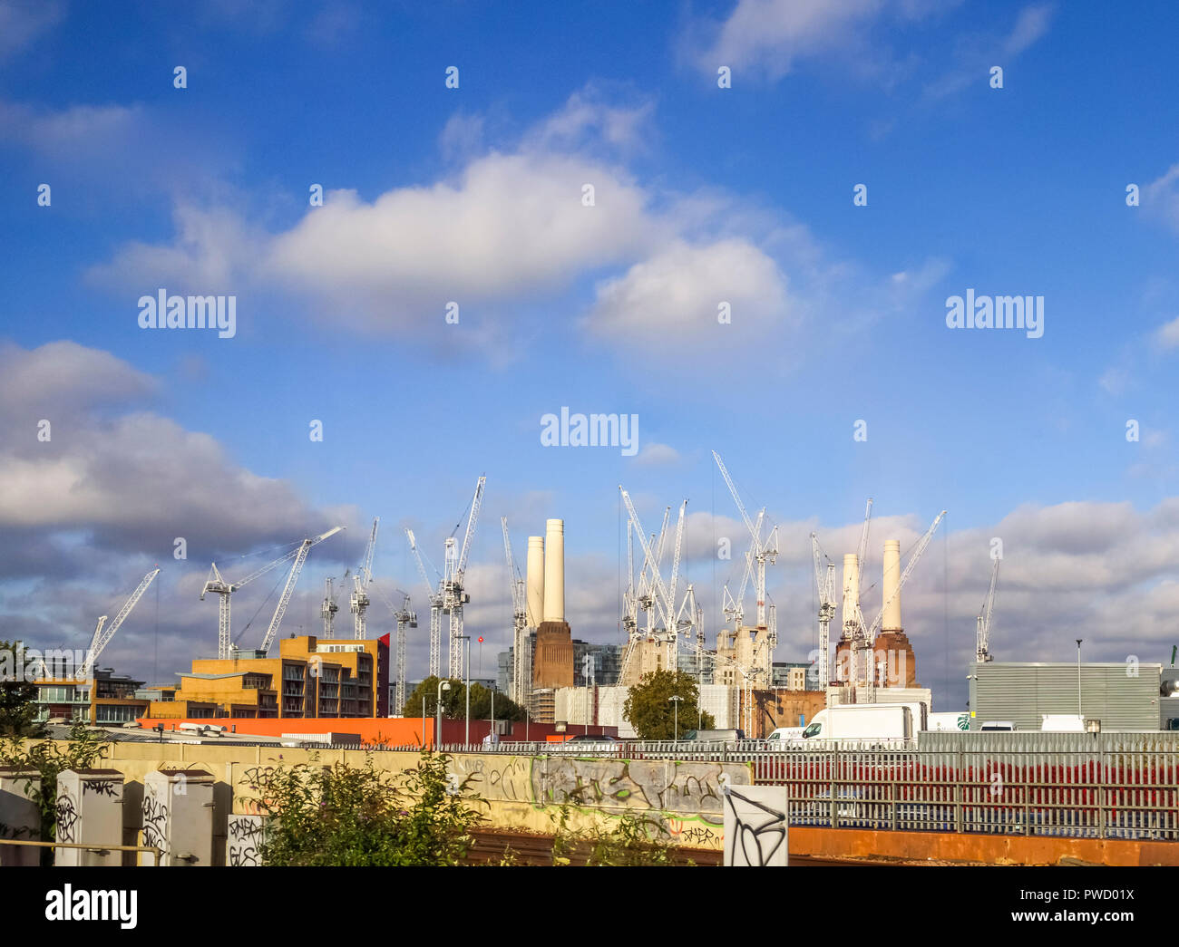 White Tower cranes umgeben den ikonischen stillgelegt Battersea Power Station neu entwickelt für gemischte Nutzungen und High Class Luxury Apartments, Stockfoto