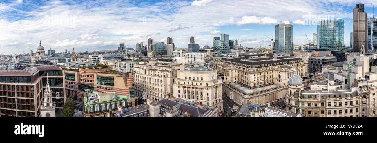 Tagsüber Dachterrasse mit Panoramablick über die Stadt London Financial District einschließlich der Bank von England, der Tower 42 und West St Paul's Cathedral Stockfoto