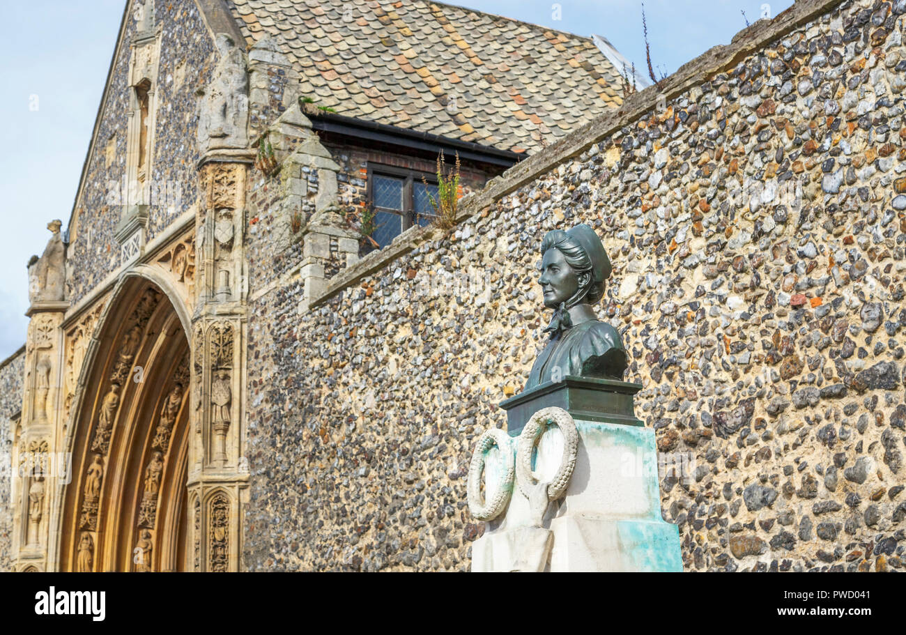 Memorial Statue mit Kopf und Schultern Büste von Edith Cavell, Krankenschwester, Patriot und Märtyrer von Norwich Cathedral, Norfolk, East Anglia, England Stockfoto