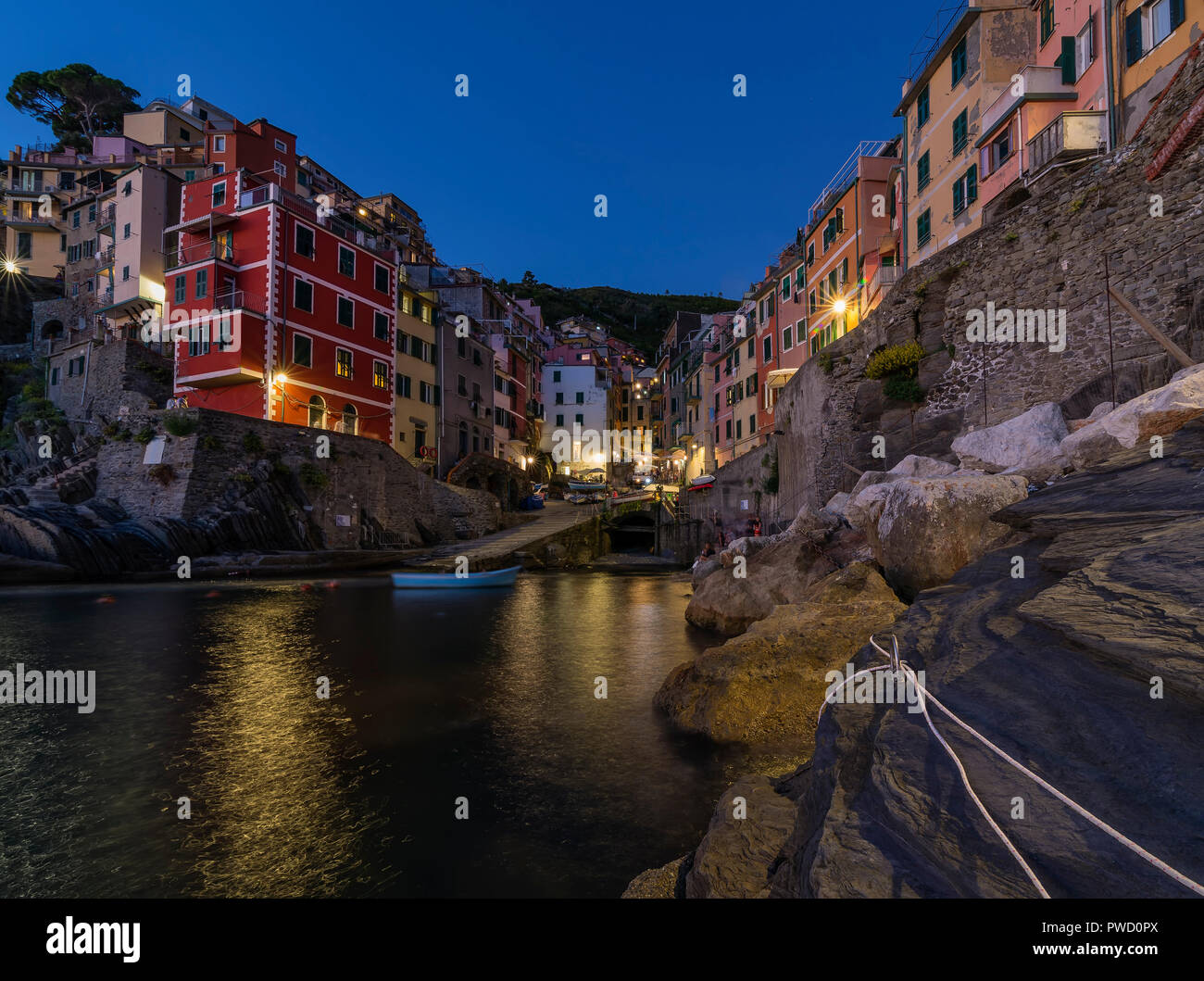 Das schöne Dorf am Meer von Riomaggiore im Licht der blauen Stunde, Cinque Terre, Ligurien, Italien Stockfoto