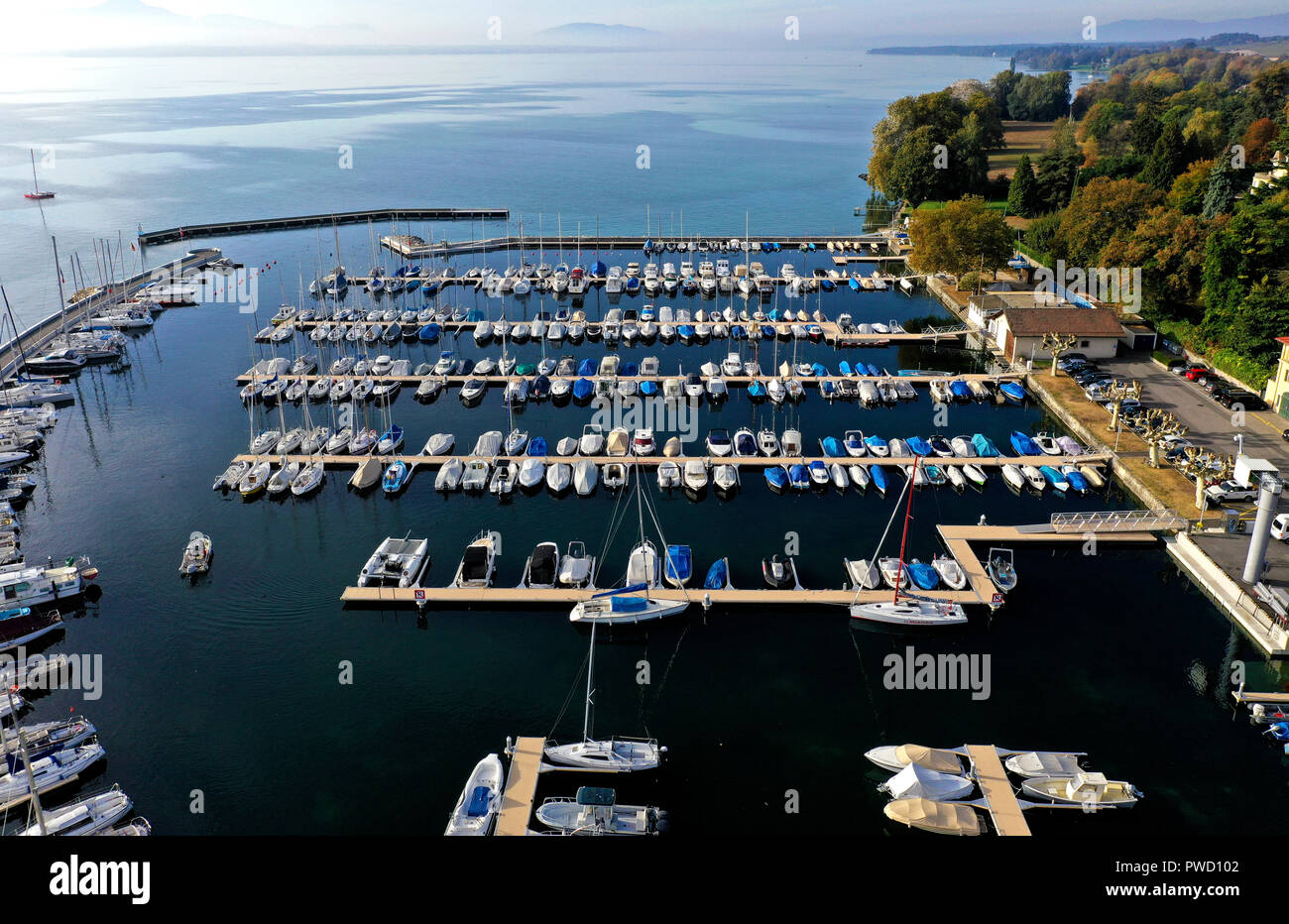 Boote an der Schlafplätze in einer Yacht Hafen am Genfer See, Morges,  Waadt, Schweiz Stockfotografie - Alamy